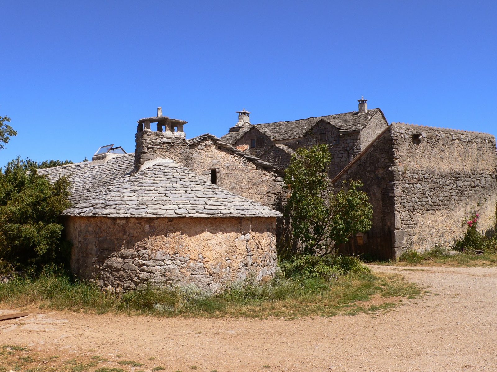 Hameau caussenard aux toits de lauzes