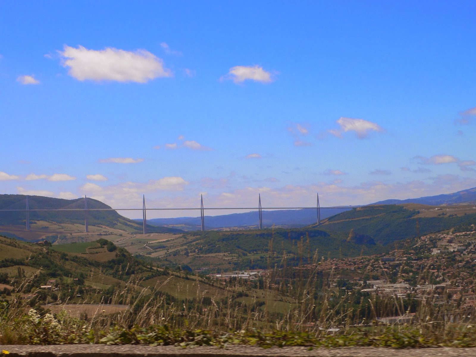 Le viaduc de Millau au-dessus de la vallée du Tarn