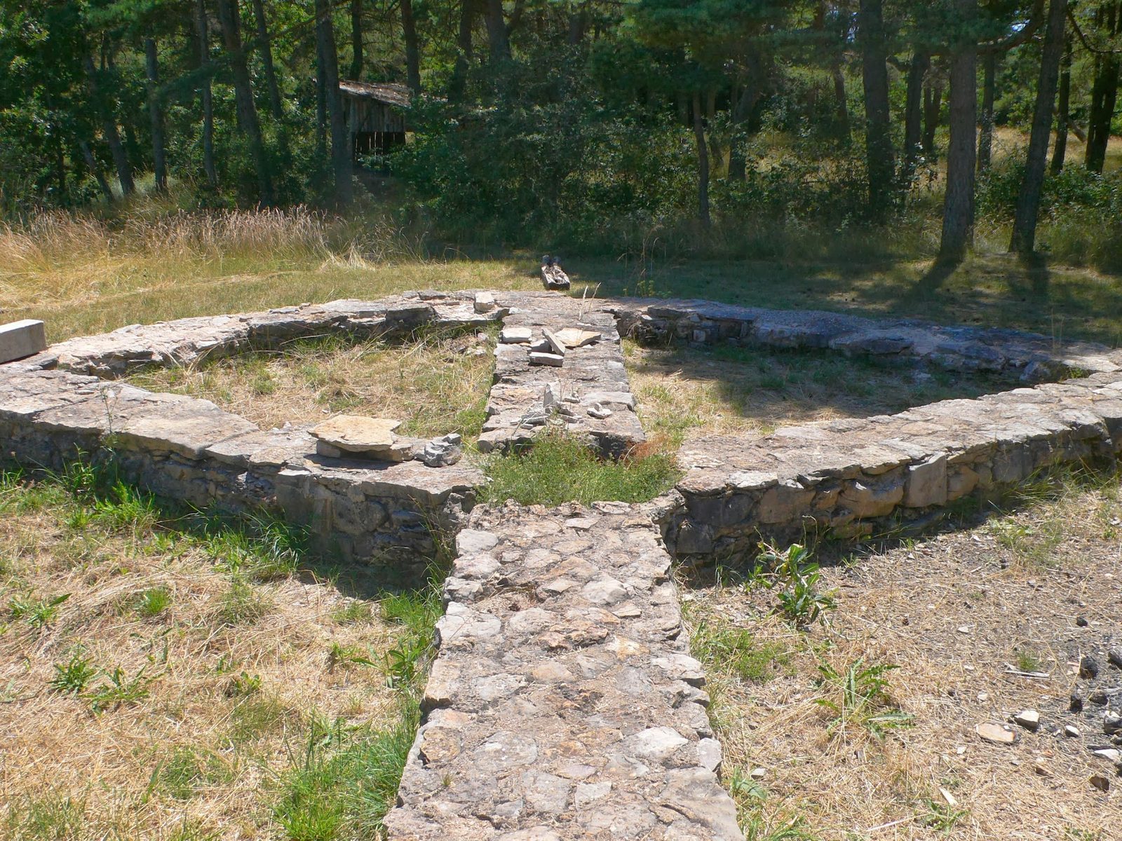 Peace and love en pierre construit par les militants non-violents du Cun du Larzac