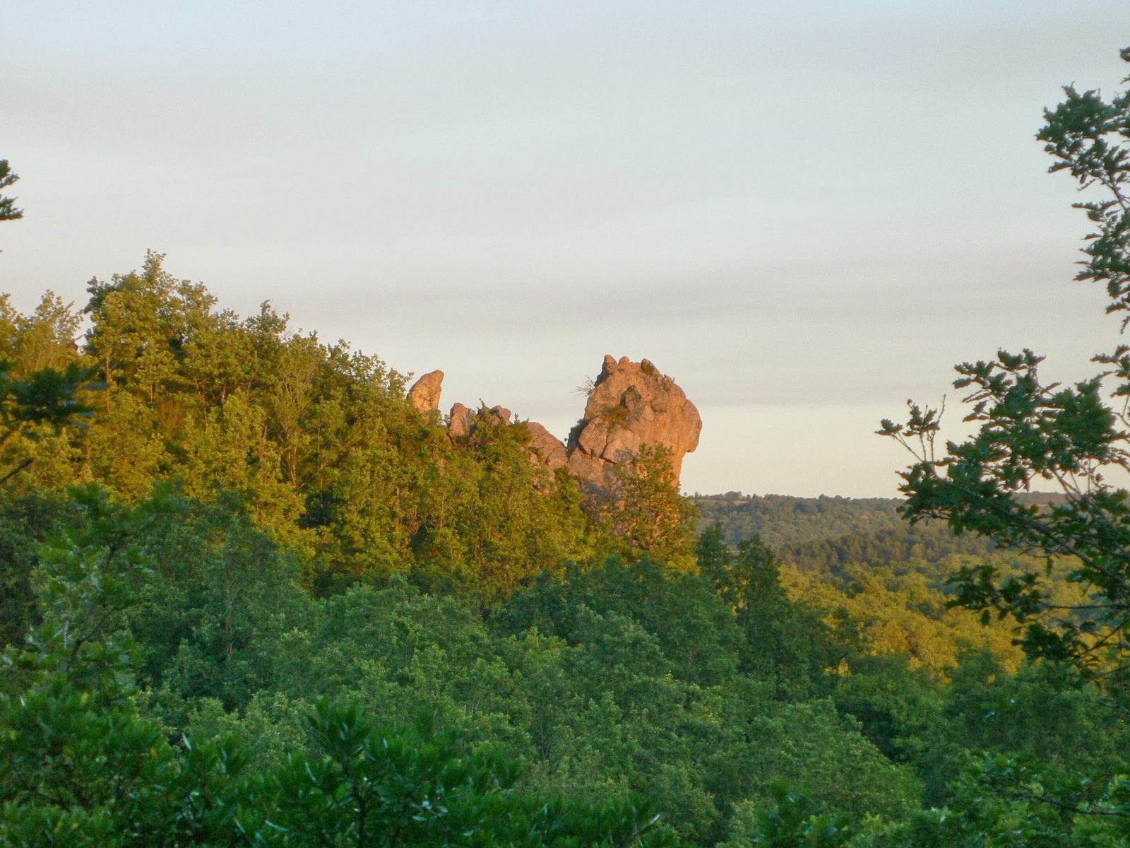 Rocher dolomitique éclairé par la lumière du soir