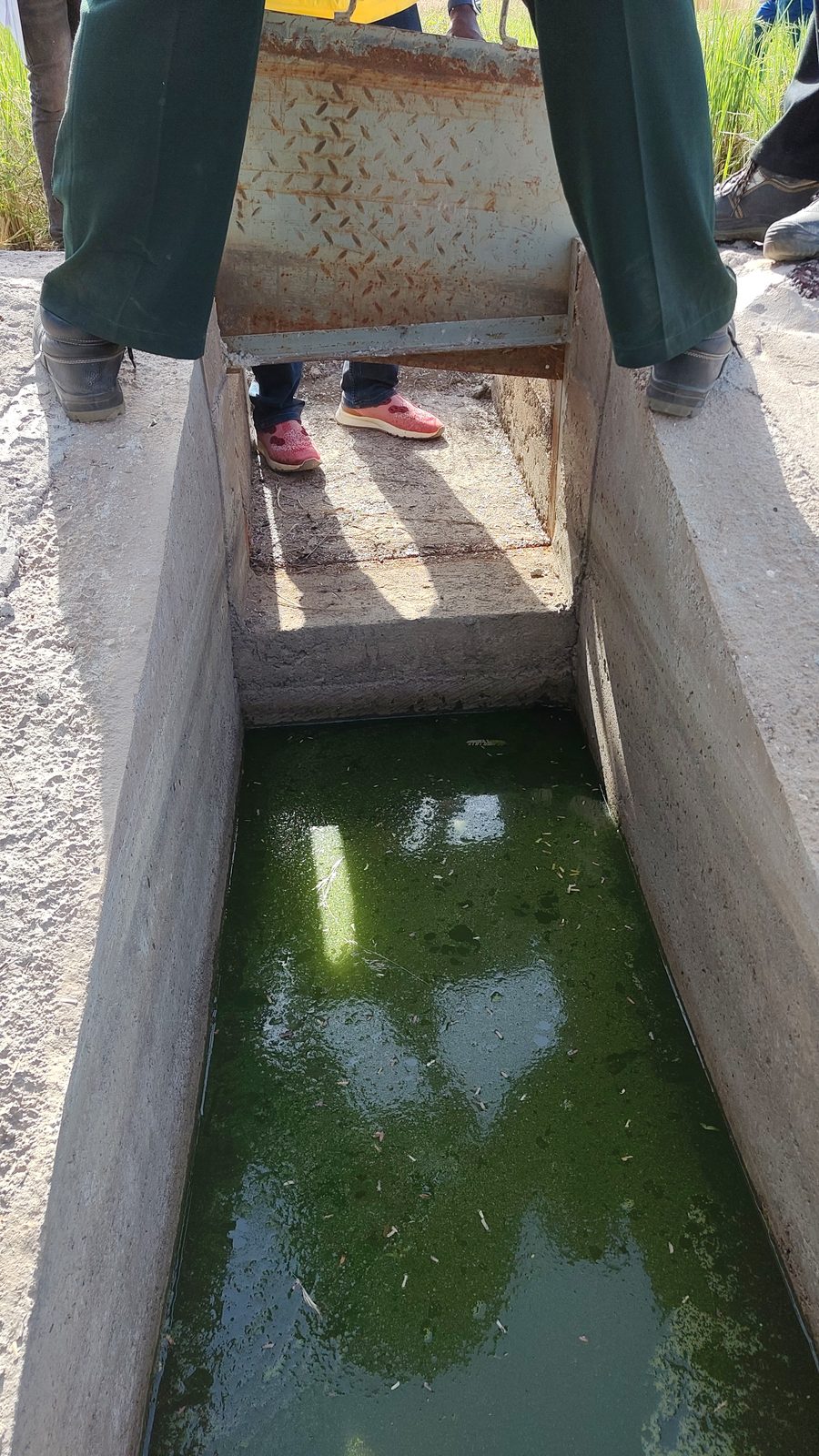 Ouvrage hydraulique en béton avec vanne de régulation